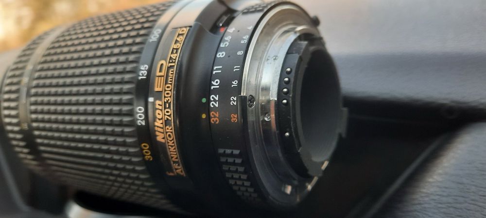 Телефото обектив Nikon 70-300