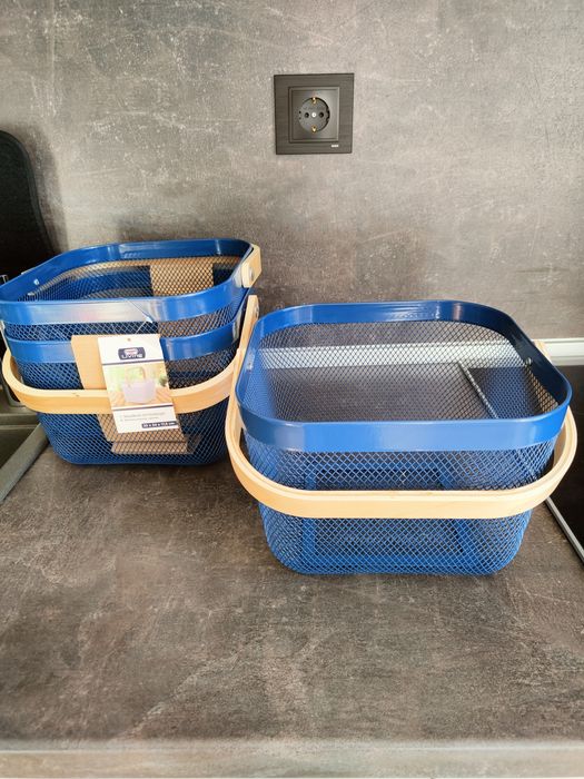 Метална кошница за плодове и зеленчуци с бамбукова дръжка.