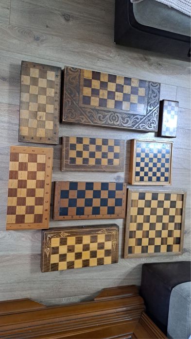 Cutii lemn pentru sah și table, diverse modele și mărimi.