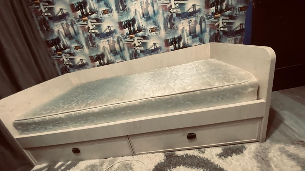Кровать с матрасам