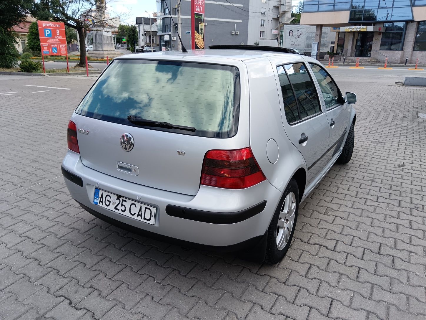 Volkswagen Golf ,2003 ,1.6 benzină ,climatronic ,trapă ,fiscal pe loc