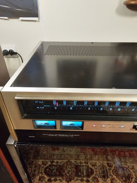 Tuner Accuphase T100.