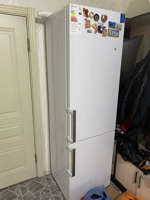 Холодильник 2 метровый почти новый