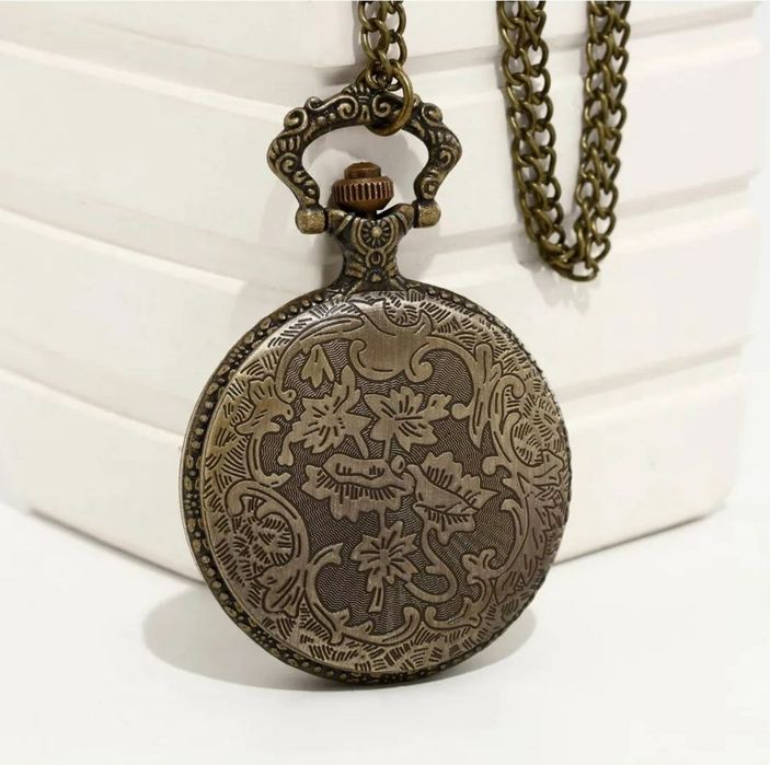 Часы на чепочке новые