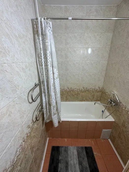 Продается 2-комнатная квартира, массив Феруза, ориентир кафе Согдиана