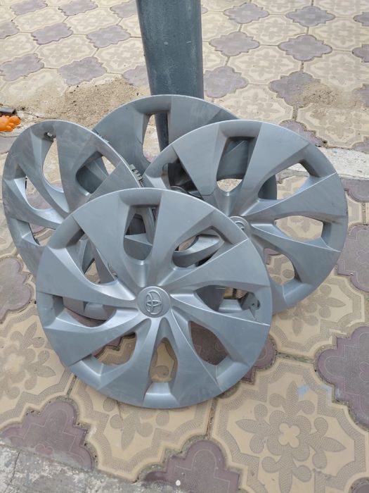 Продаю 2 пары фары для Toyota Corolla и 4 колпака