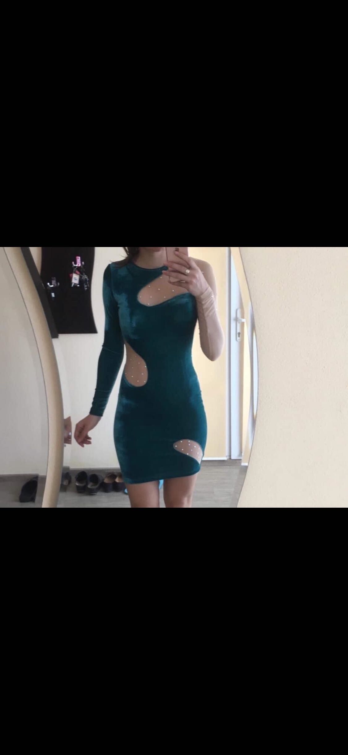 Rochie verde smarald cu o mâneca din catifea și una din tulle nude