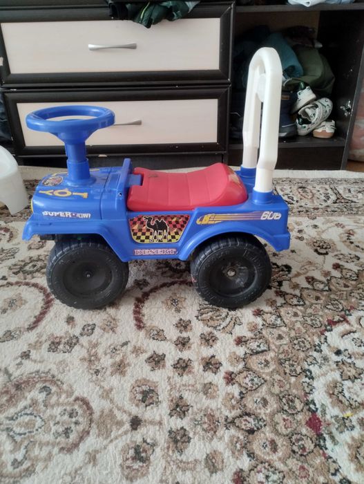 Продам машинку толокар