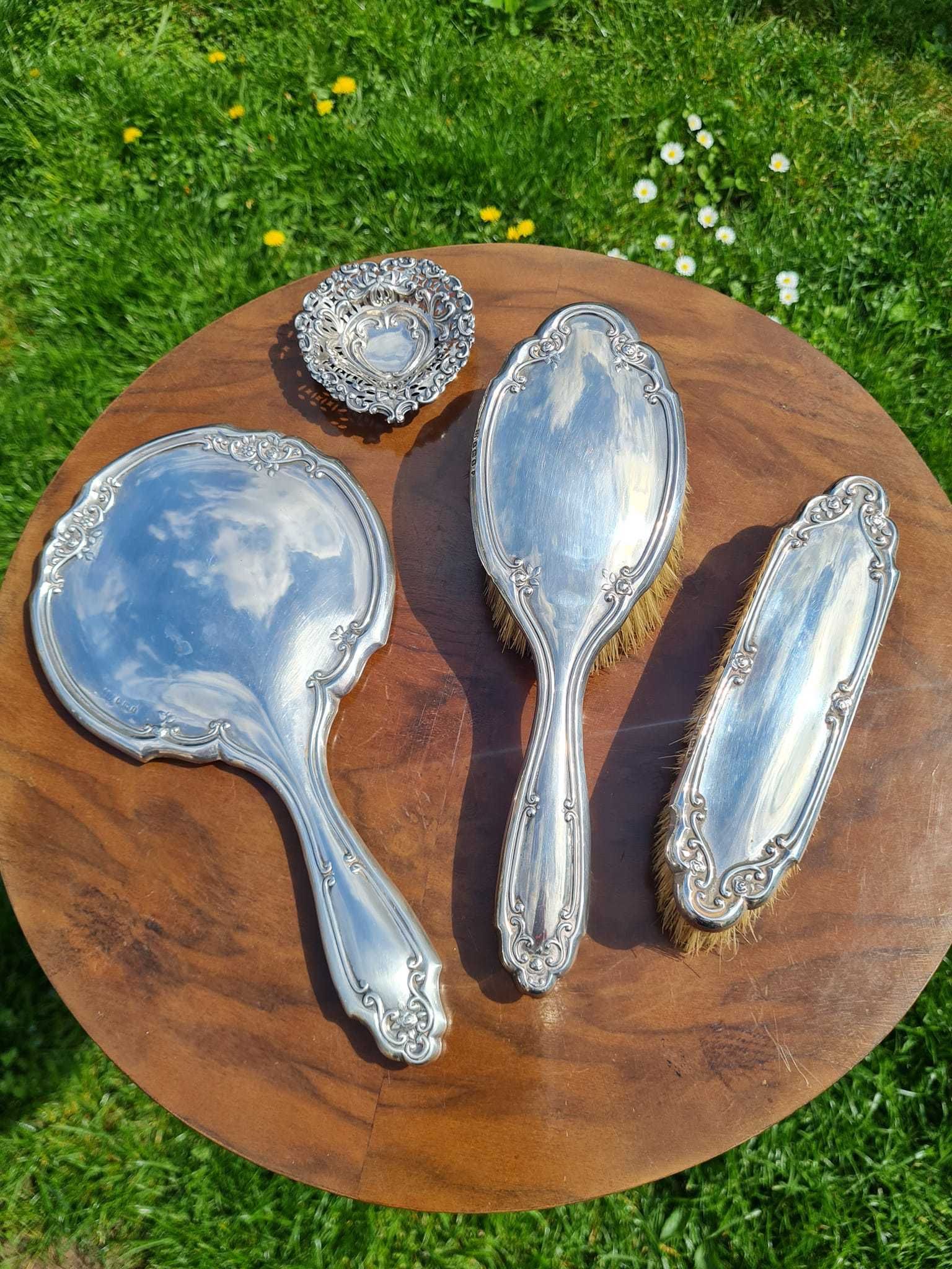 Set vanity Edwardian, argint masiv cu detalii fine, florale.