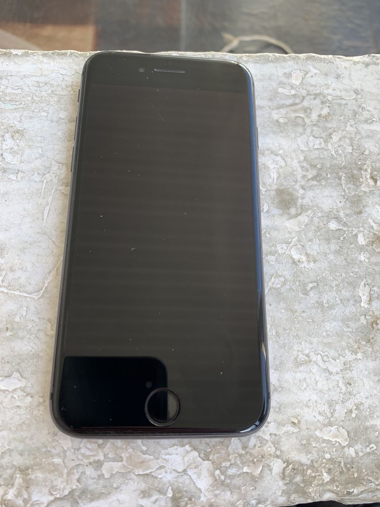 IPhone 8 64 гб сотилади