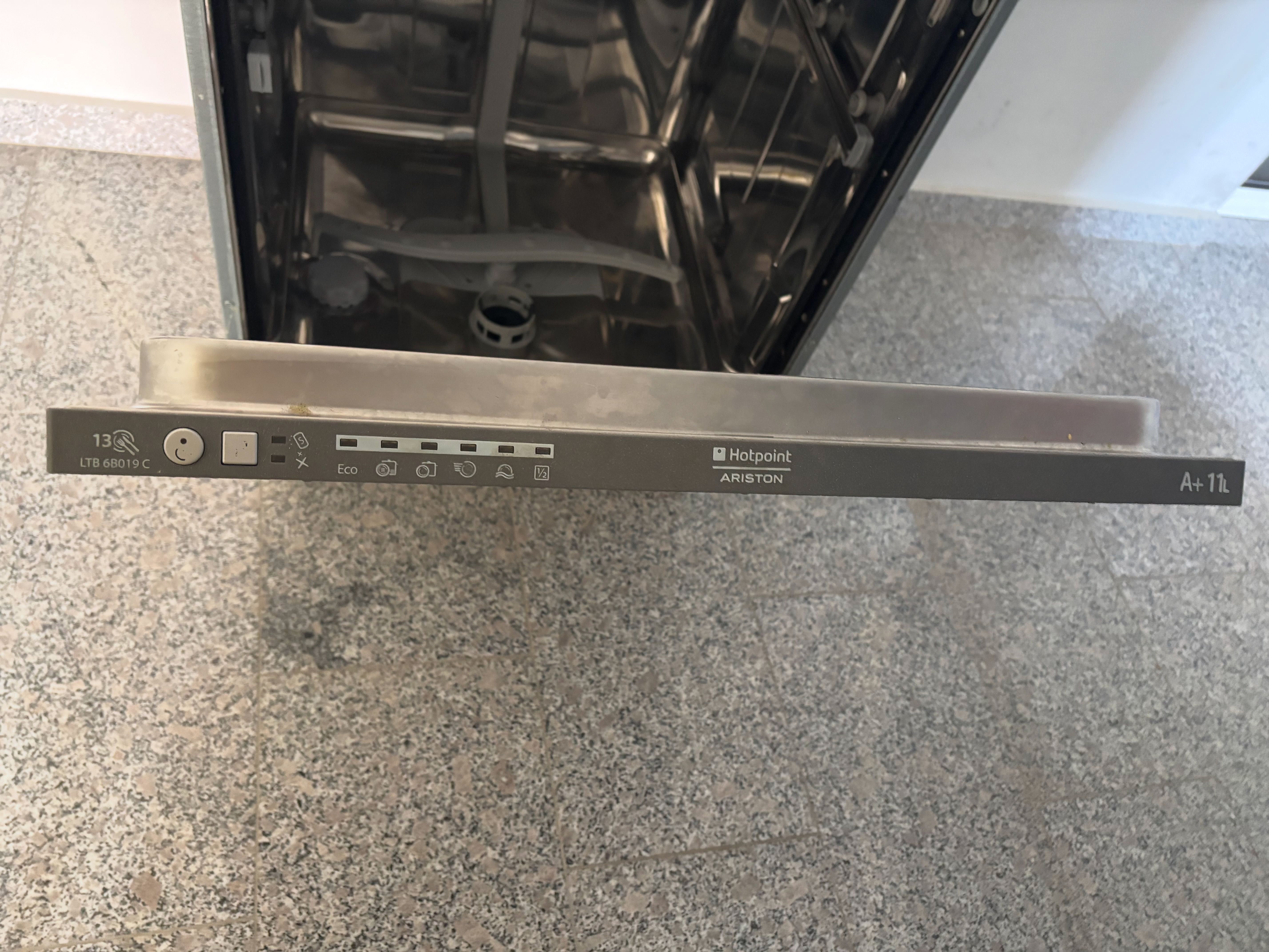 Съдомиялна Hotpoint Ariston 2015 година