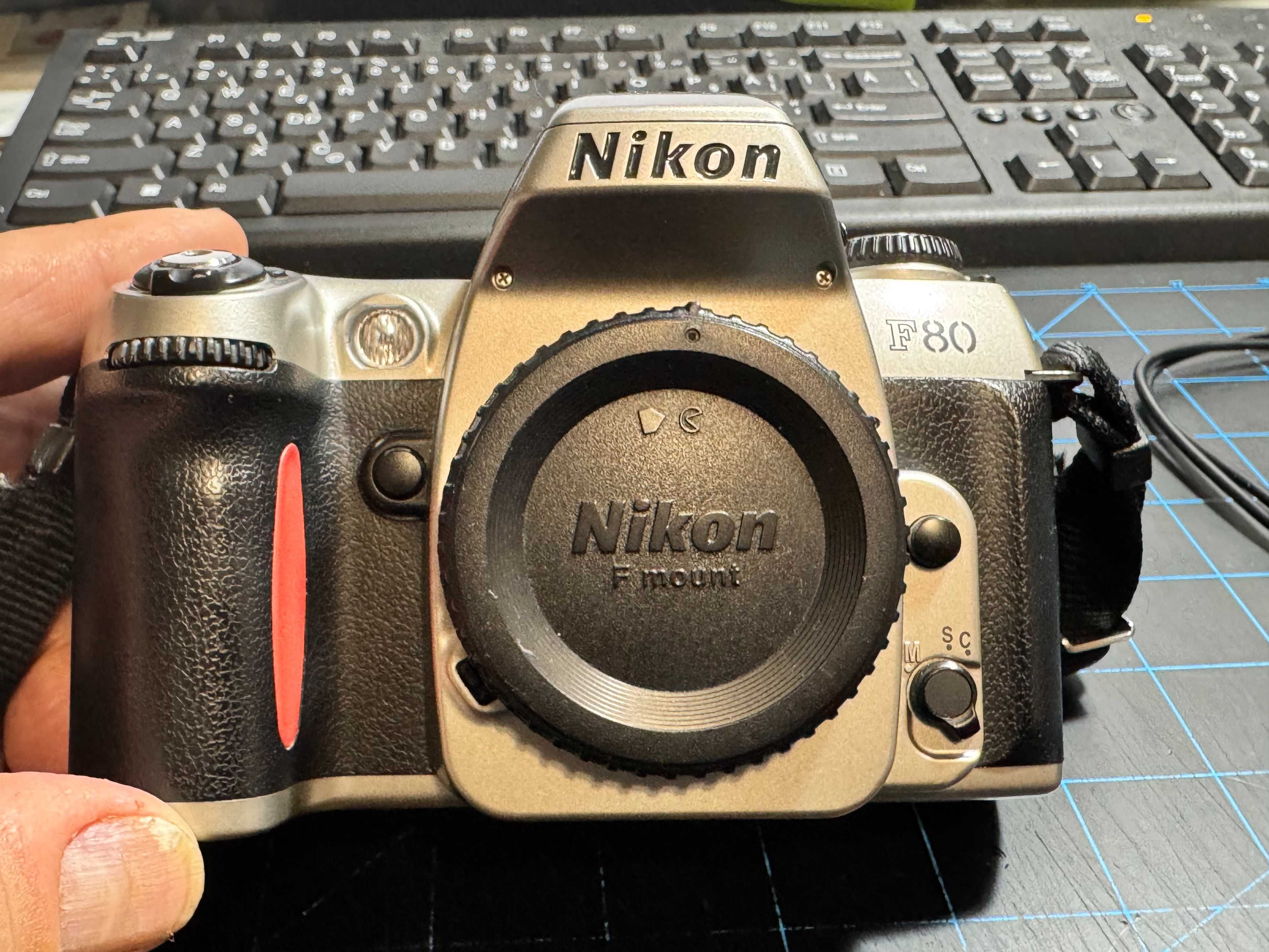 Nikon F80 SLR pe film