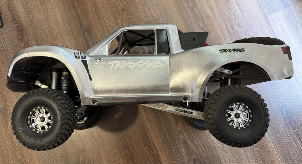 Traxxas UDR automodel 1/7 cu multe upgrade-uri și 4 acumulatori !!!
