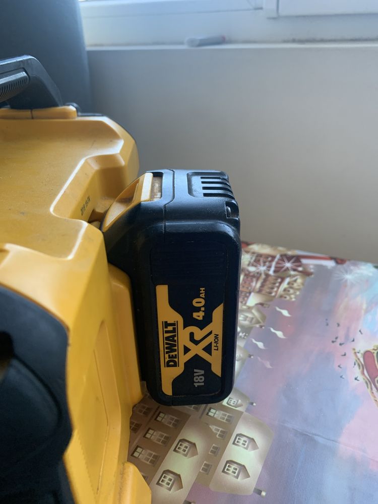 Boxa DeWalt DCRO11