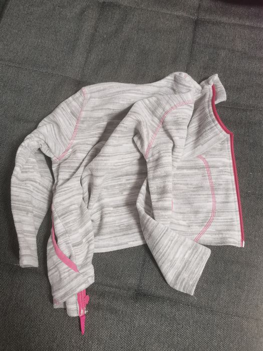 Vând bluză fleece cu fermoar, 5 ani