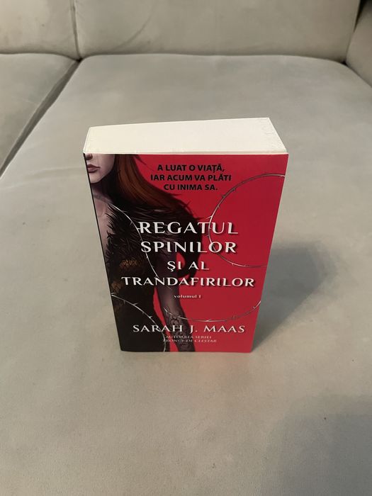 Regatul spinilor si al trandafirilor, paperback