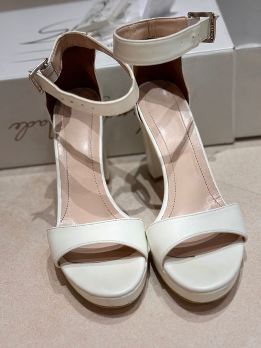 Булчинска рокля, без никакви забележки. Преминала химическо чистене