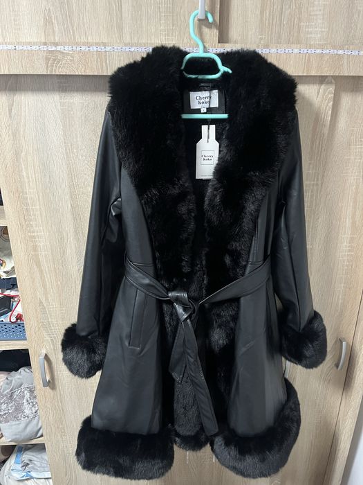 Vand haina noua de blana culoarea negru