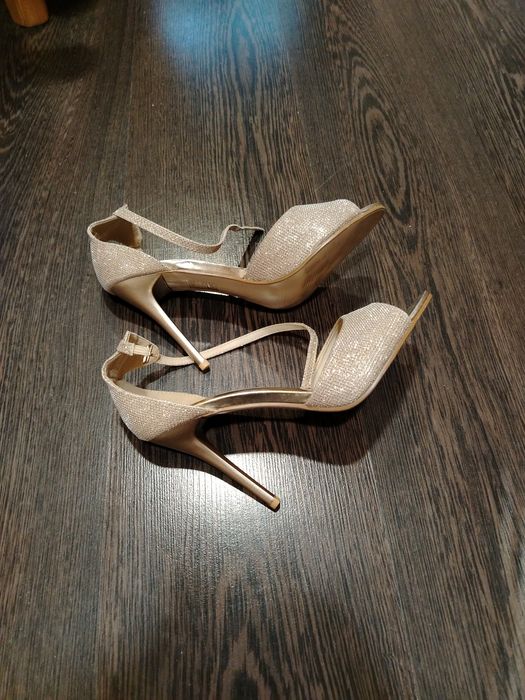 Продавам сандали