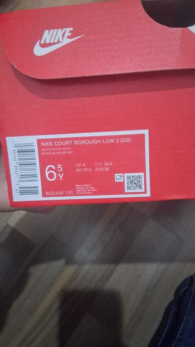 Спортни обувки. Нови, йе са носени.