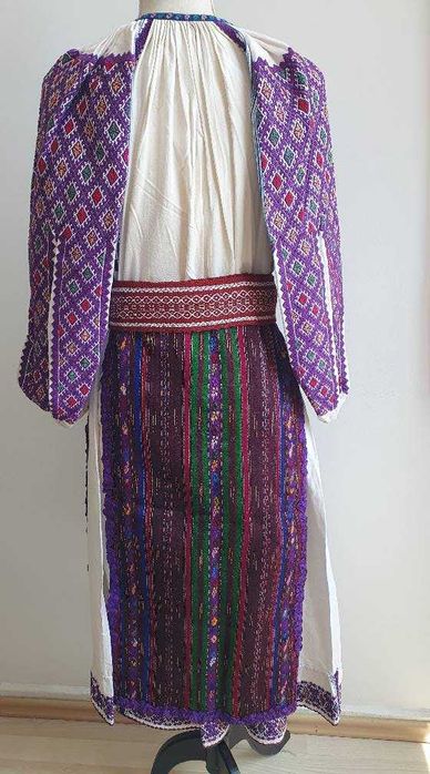 Costum popular (ie/camasa cu poale, catrinte/fote/sorturi/zadii, brau)