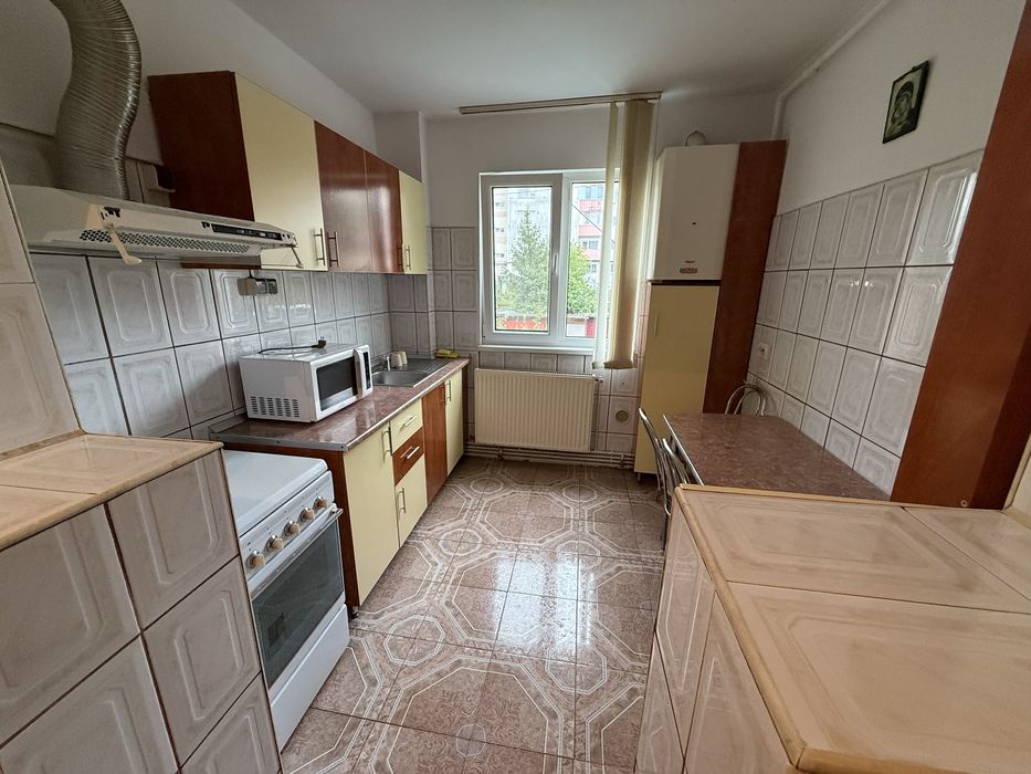 Inchiriez apartament cu 3 camere