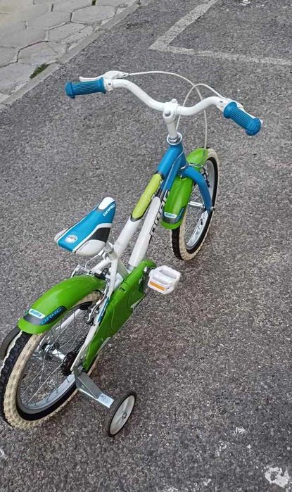 Запазено детско колело с помощни две колелца от 3 до 6 години