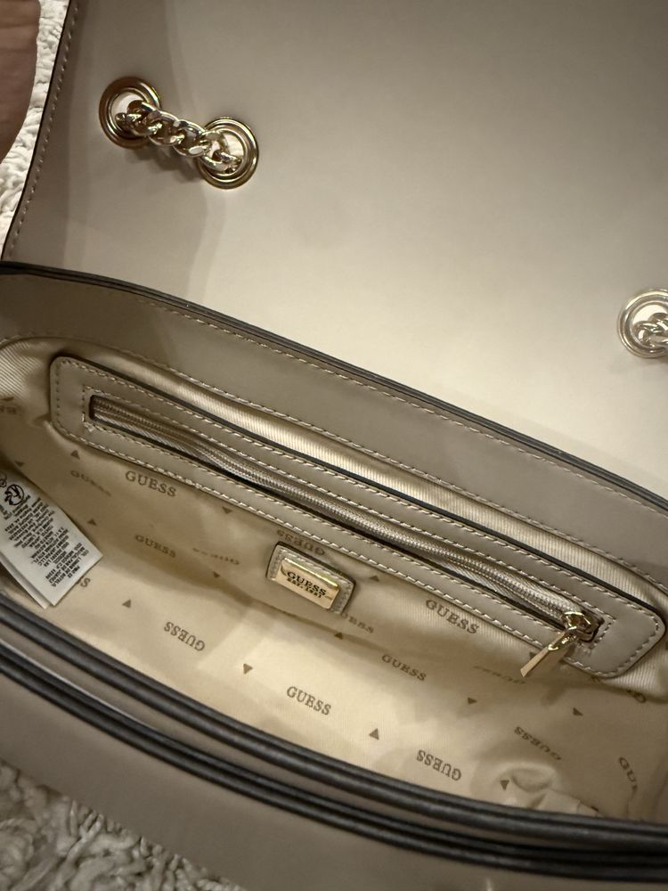 НОВА Дамска чанта Guess