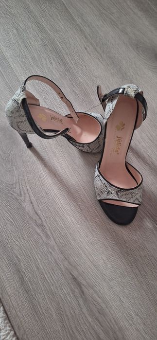 Vând  sandale elegante