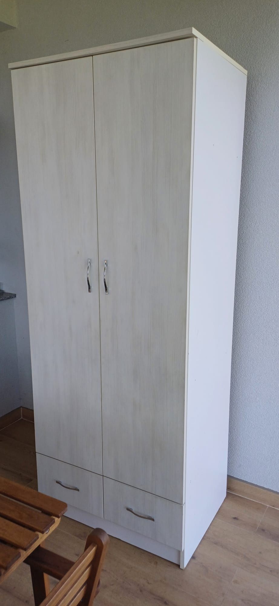 Dulap haine cu sertare alb 
Lățime 80cm
Adâncime 57cm