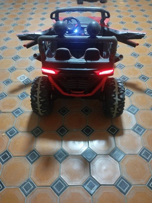 Продаются Детские машина на ходу работает отлично новый аккумулятор