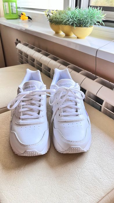 Оригинални кожени  хамелеон маратонки Reebok