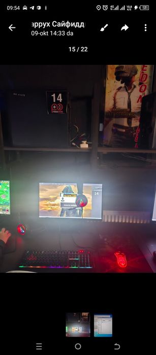 Игровые компютеры, с мебелю и кабелями.