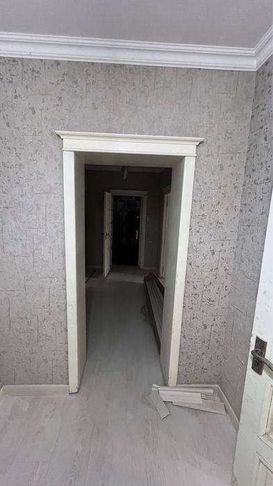 Двери продаются межкомнатные деревянные все в комплекте