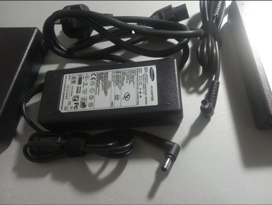 на ноутбук, монитор Samsung - зарядка, блок питания