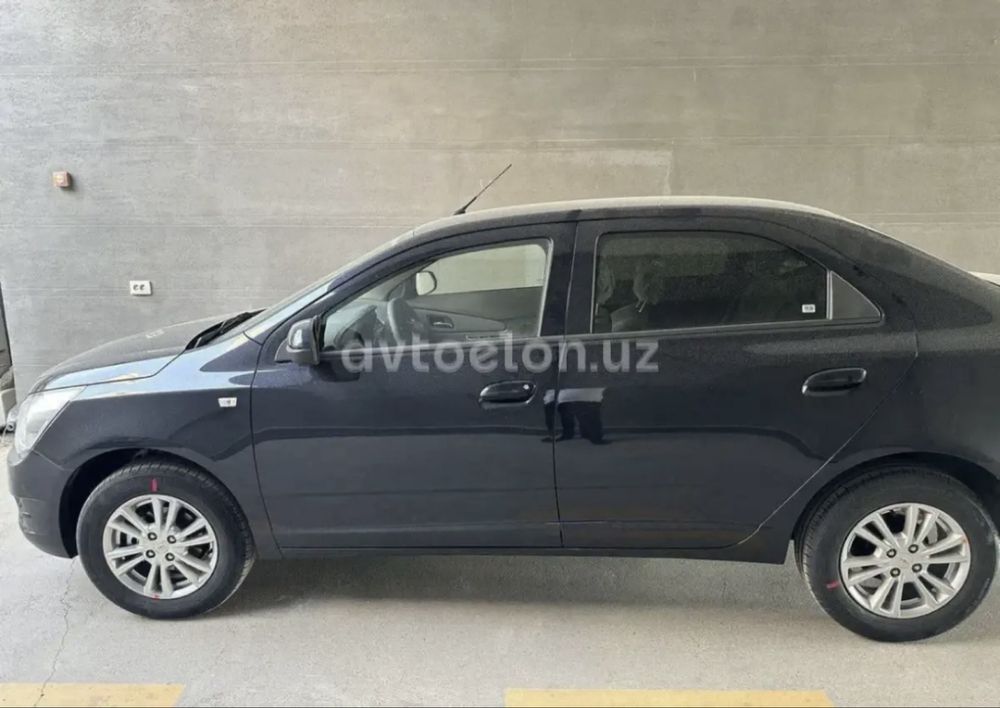 Cobalt srochna sotiladi salonda turibdi