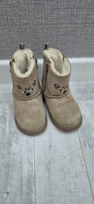 Угги,зимние сапоги очень теплая,удобная.