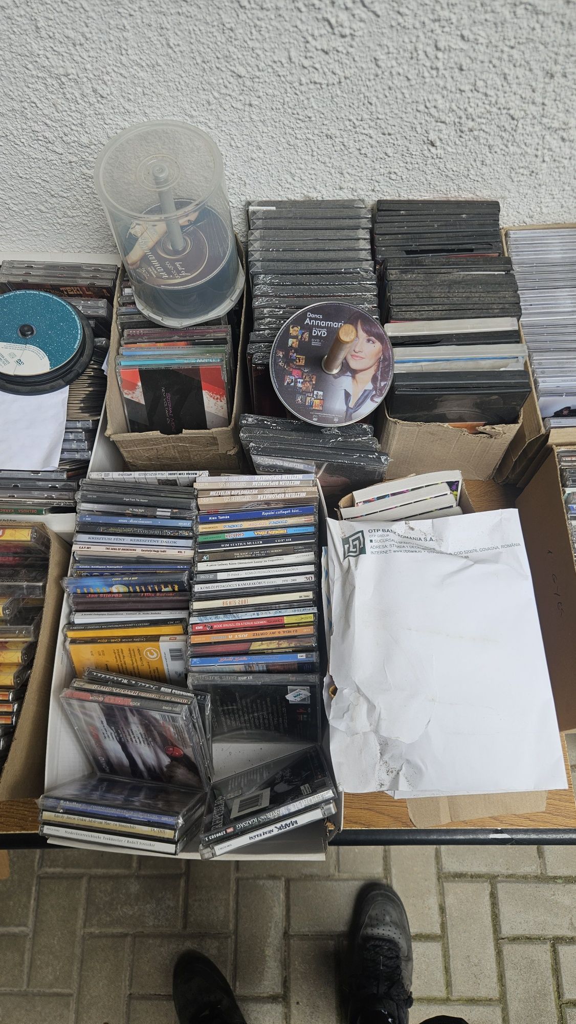 Colecție uriașă de CD-uri, casete și DVD-uri de vânzare
