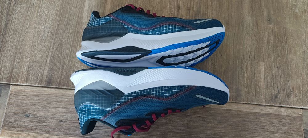 нови SAUCONY endorphin shift 2 стелка :29см..
