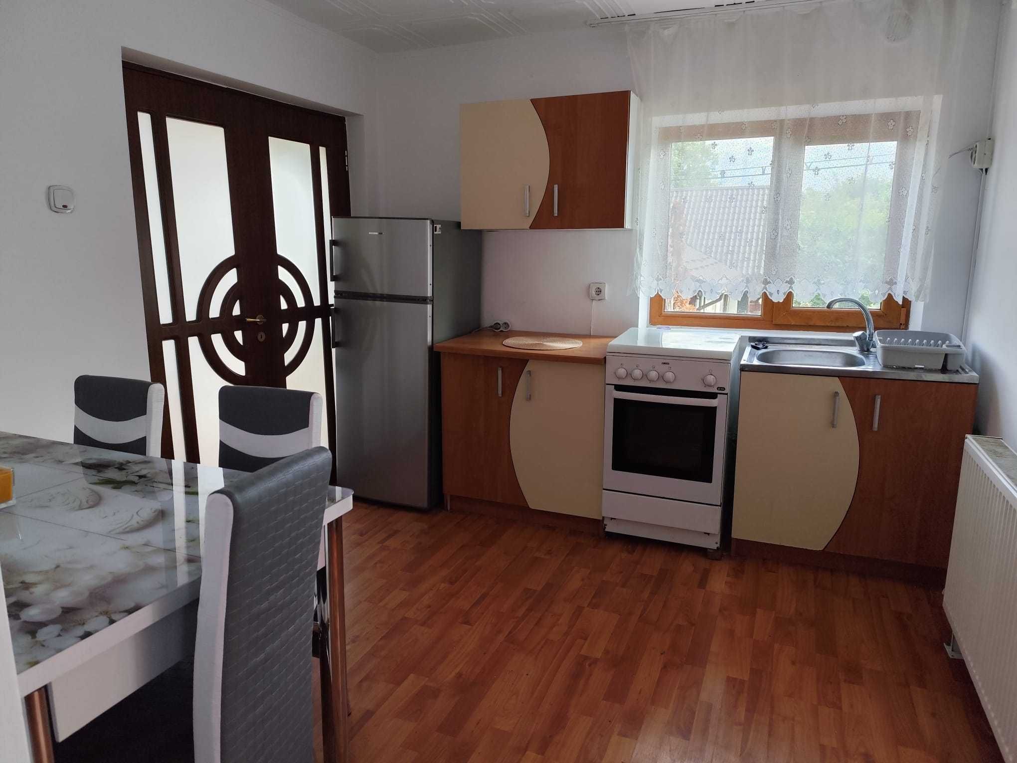 se inchiriaza apartament 2 camere la casa