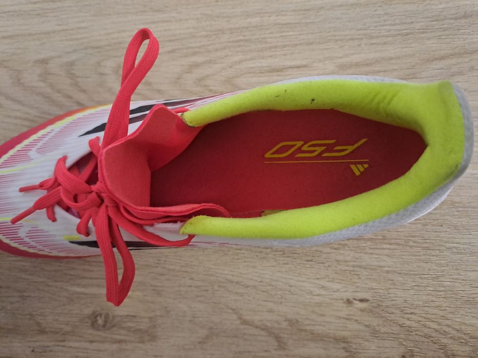 Vând urgent ghete de fotbal Adidas