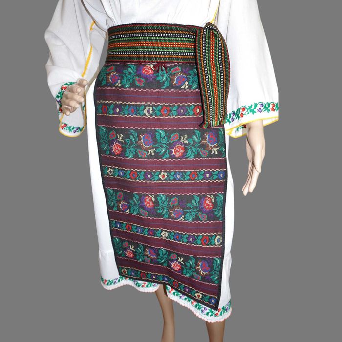 Costum popular vechi, lucrat manual, port popular oltenesc M-L