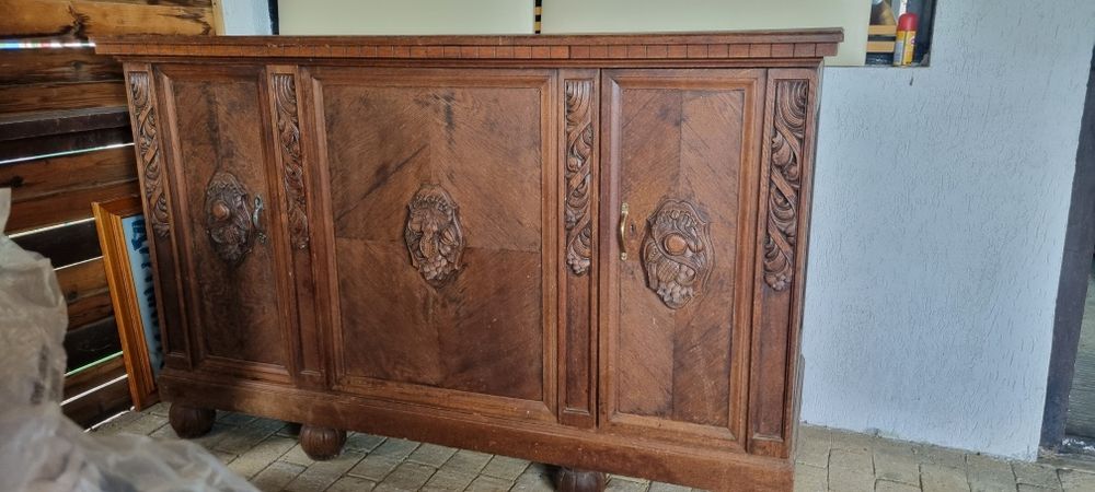 Comoda veche din lemn masiv