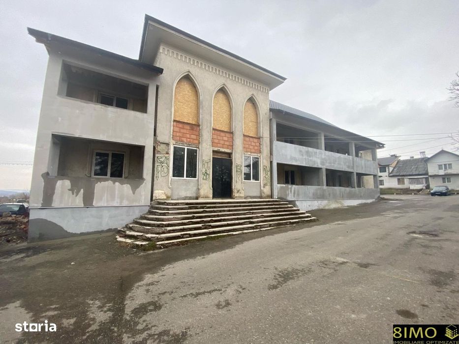 Cladire la rosu - 9 apartamente