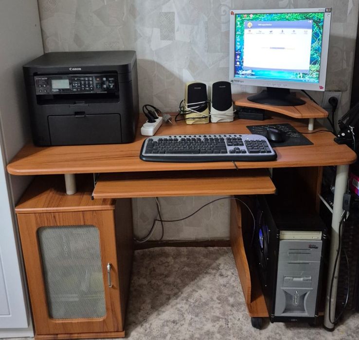 Компьютер и компьютерный стол