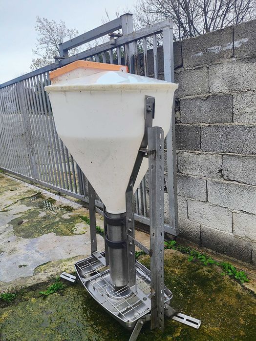 Неръждаема бункерна хранилка