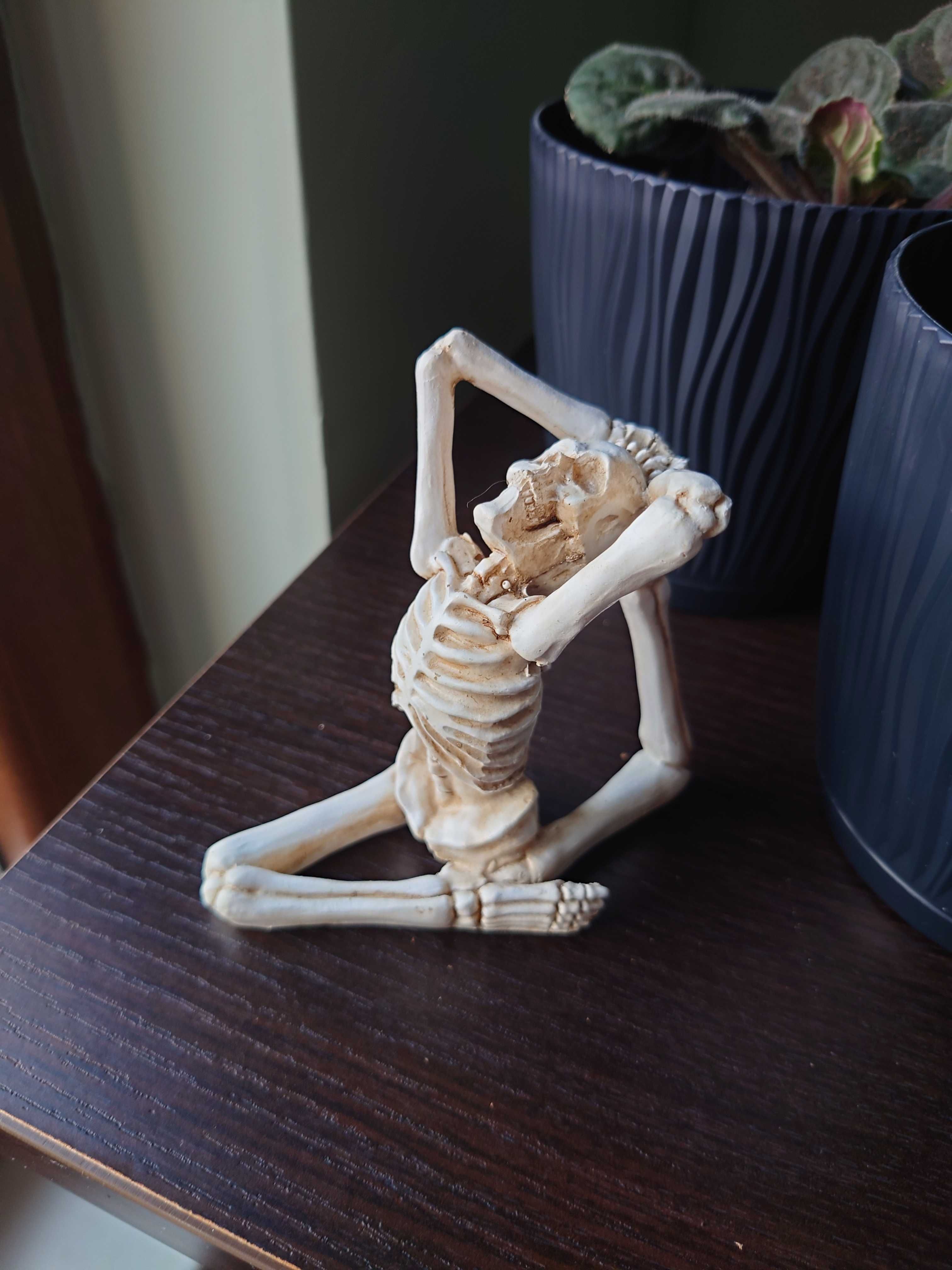 Две статуетки медитиращ скелет