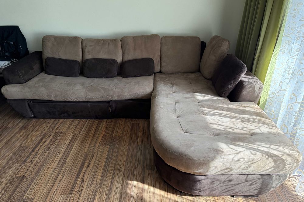 Ъглов разтегателен диван с ракла и възглавници. Забележки в снимките!