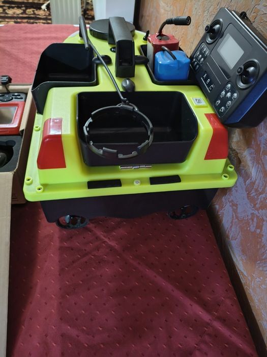 Лодка за захранка със Сонар и GPS