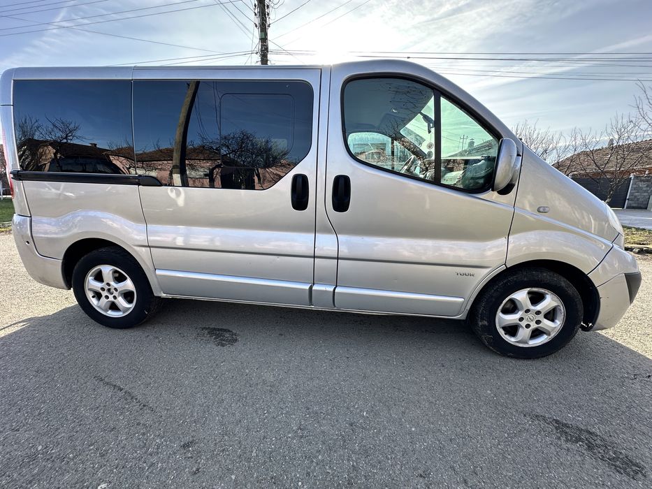 Opel vivaro   2,0 dci (Tour)  9locuri  ( trafic ,prima star)